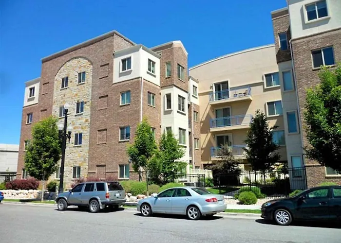 3-Bedroom Luxury Condo In The Heart Of The City