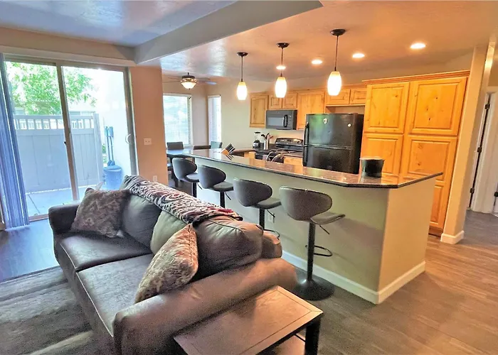 3-Bedroom Luxury Condo In The Heart Of The City